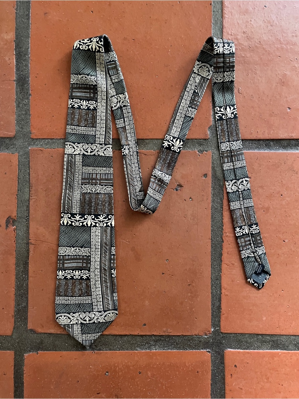 True vintage 80s Classic Men's Patterned Necktie in Black and Gray